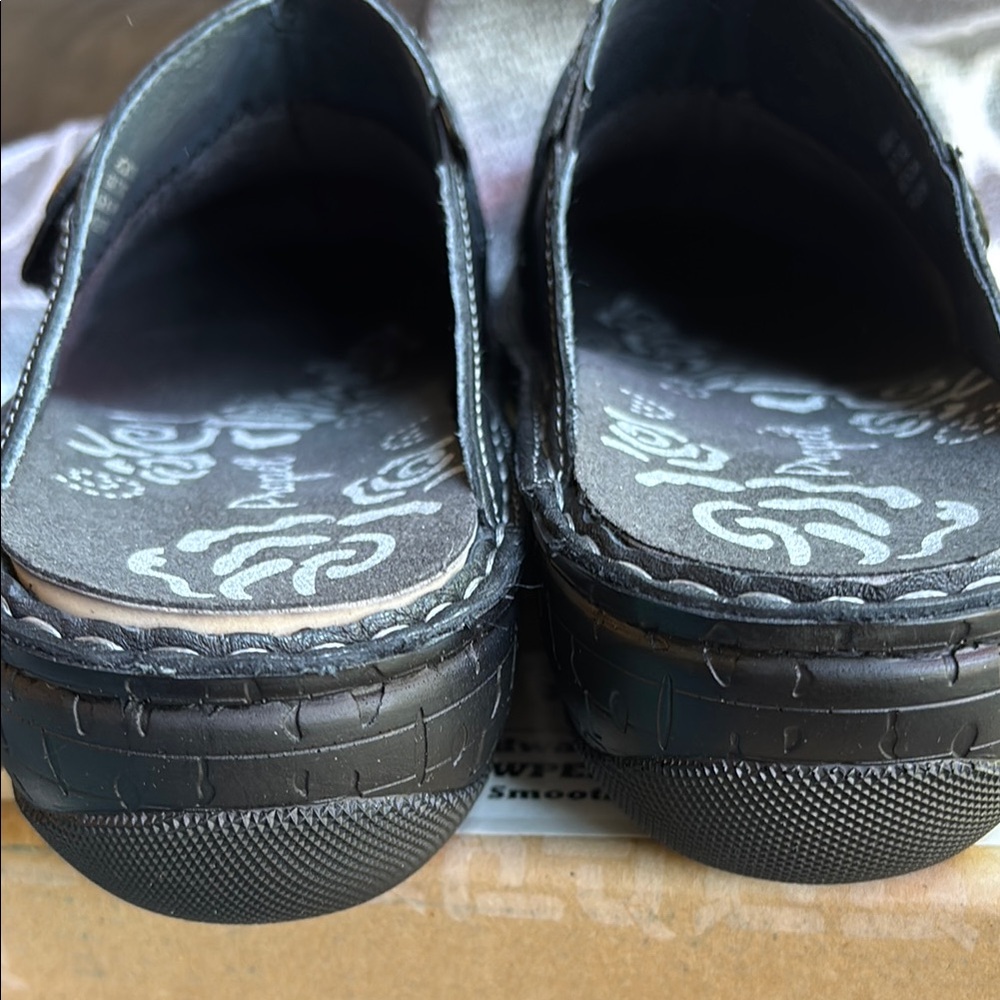 Propet Black Leather Slip-On clogs with Cushioned Footbed size 7 (2E) extra wide - Picture 7 of 9
